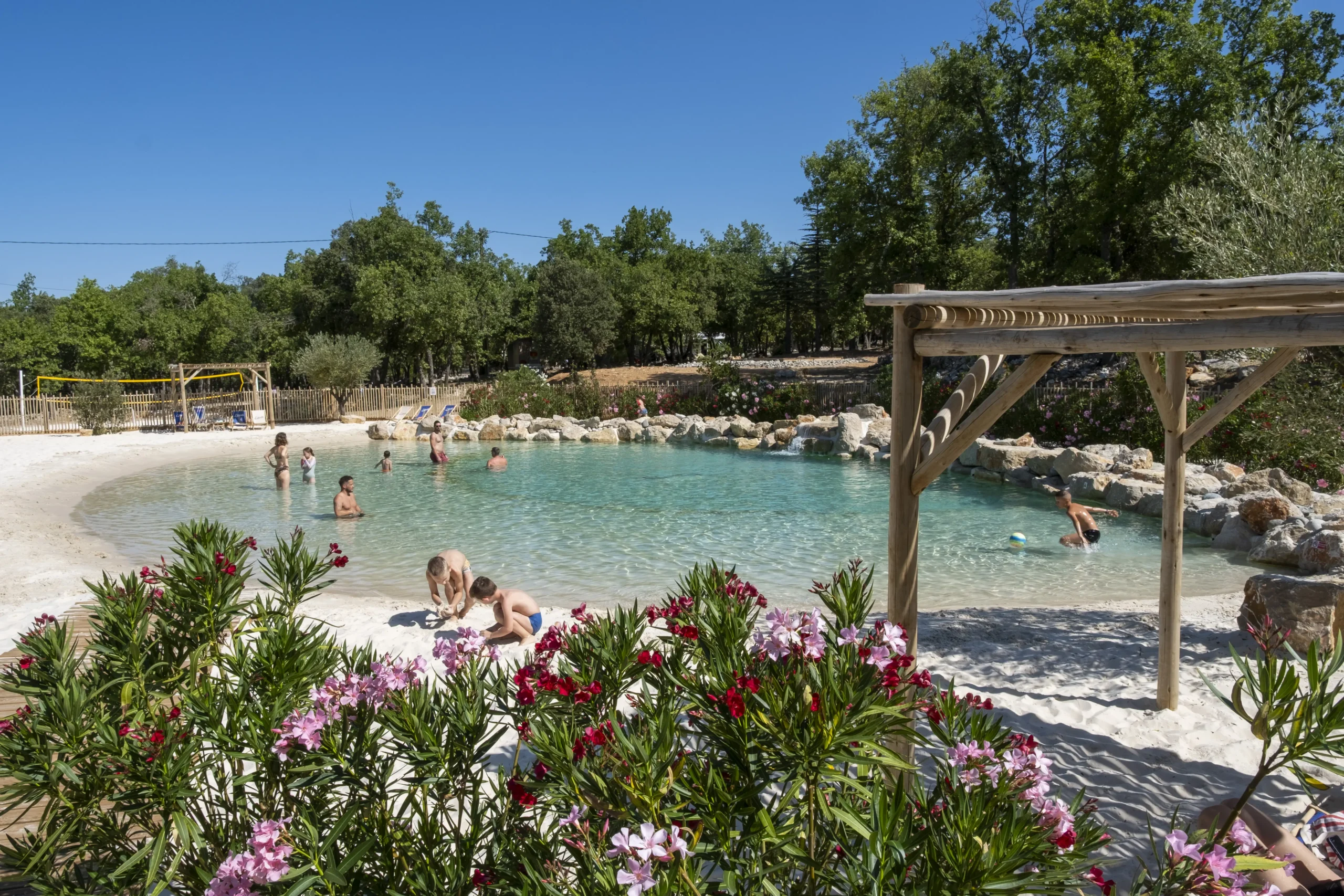 Laguna naturale con un bambino dentro