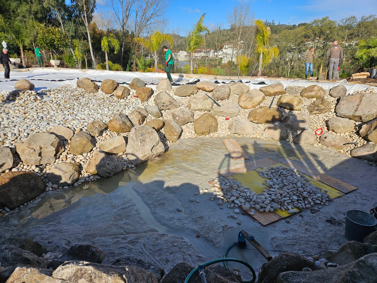 Mise en oeuvre des travaux de construction du lagon