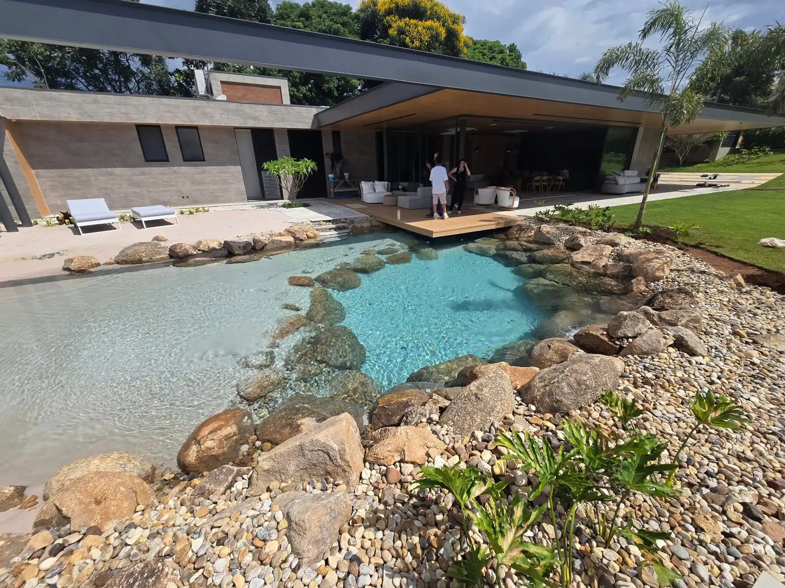 Villa avec piscine naturelle lagon Maison contemporaine intégrée avec un bassin de roche et sable