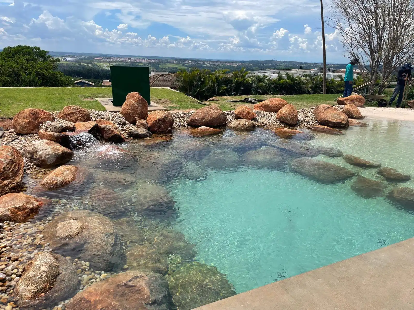 Cascade piscine naturelle Petite chute d'eau sur rochers avec vue panoramique