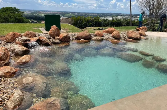 Anse et rochers Anse avec chute d'eau