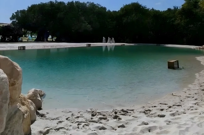 Calanque ensoleillée Vaste piscine lagon avec plage de sable et eau turquoise