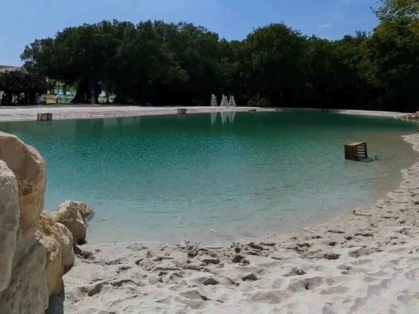 Poitiers Piscine lagon et plage de sable
